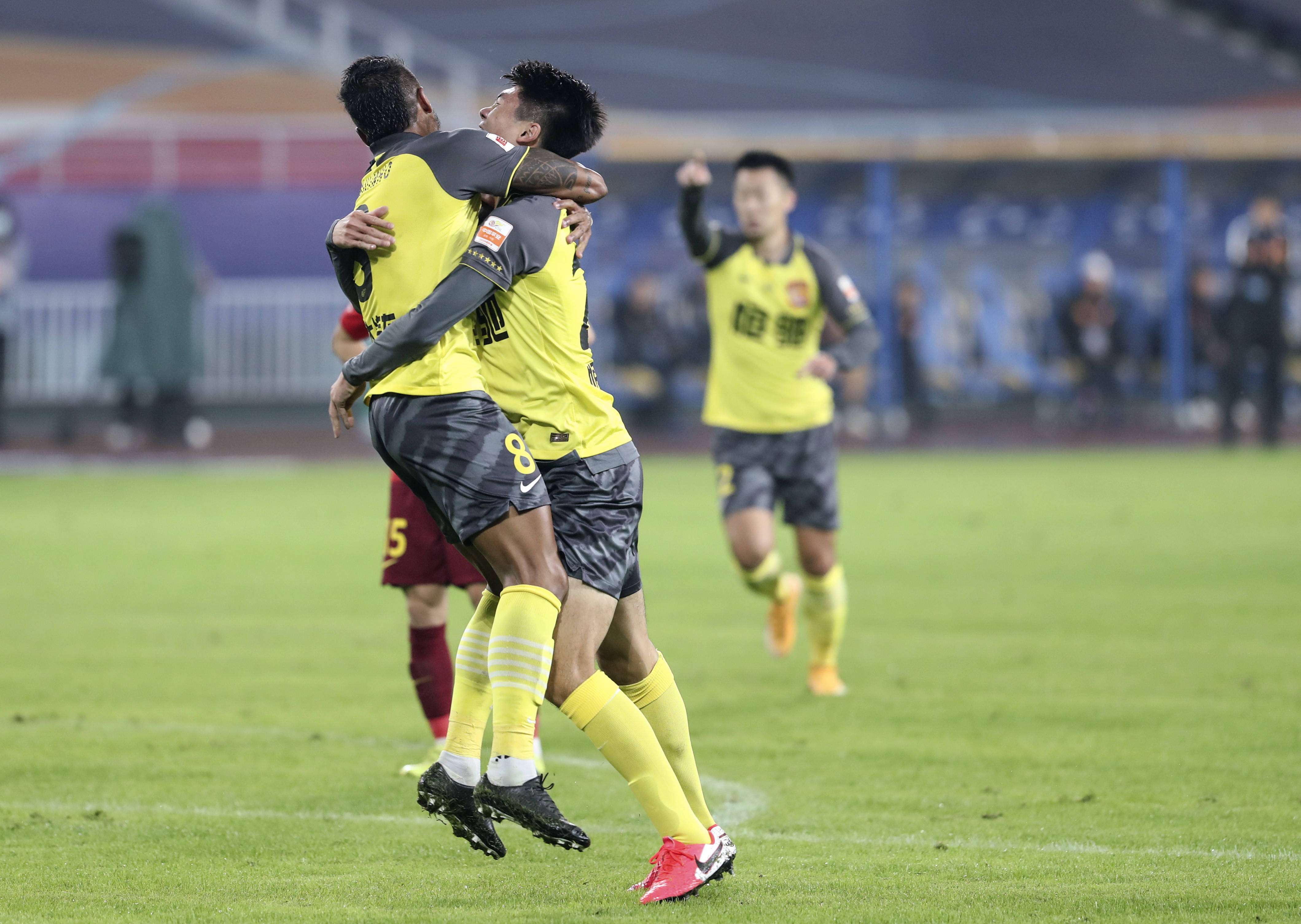 河北华夏幸福客场逼平青岛黄海，巨星发威